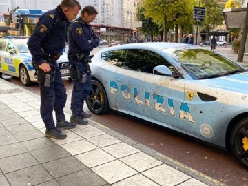  Ferrari FF – podrobiony radiowóz włoskiej policji?